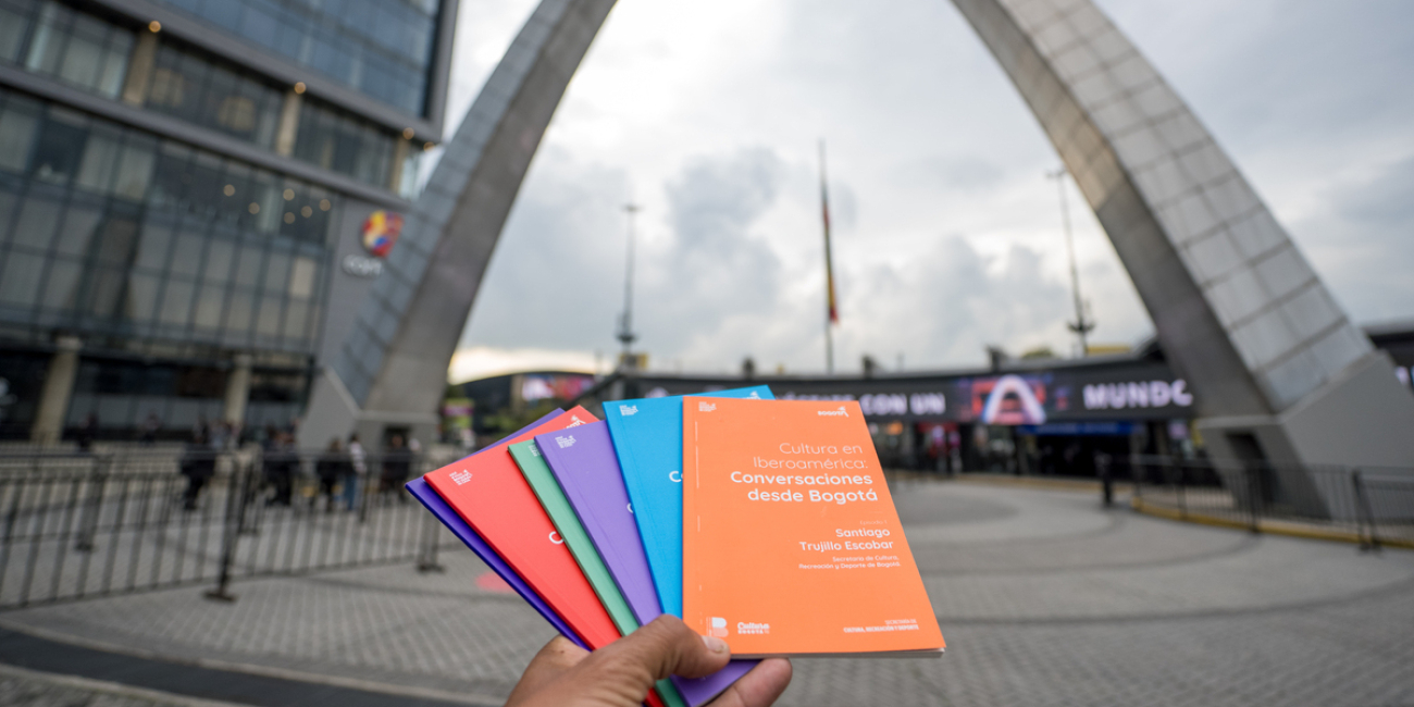 foto de libros en arco de corferias