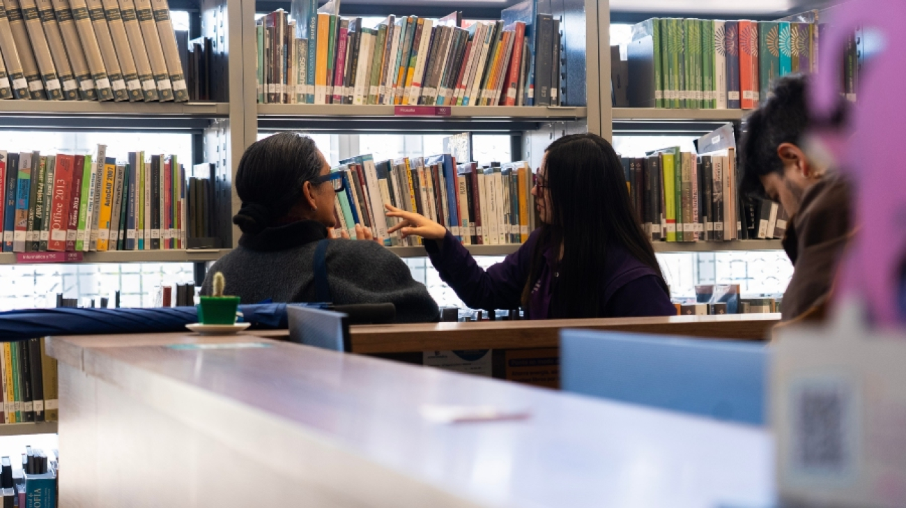 personas en biblioteca