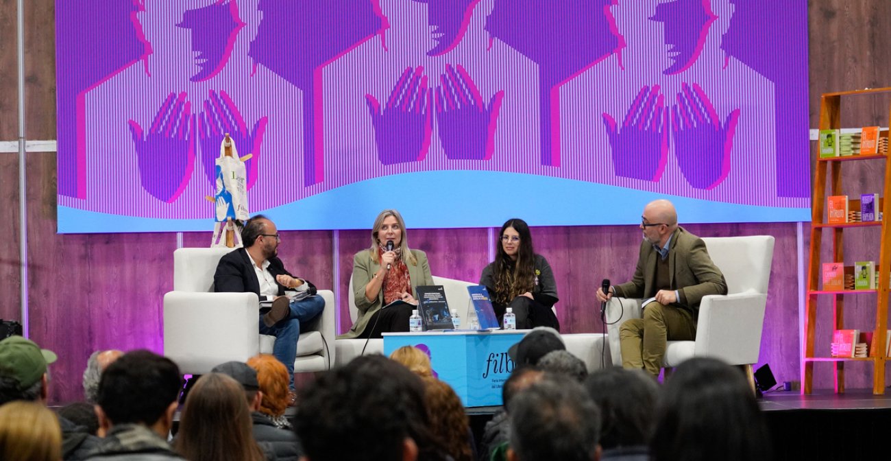 funcionarios presentando libros en FILBO 2026
