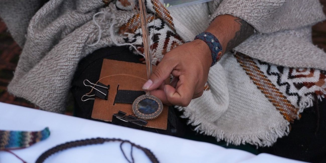 persona haciendo artesanía