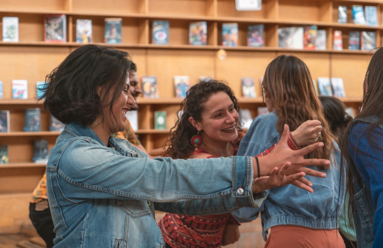 mujeres en biblioteca
