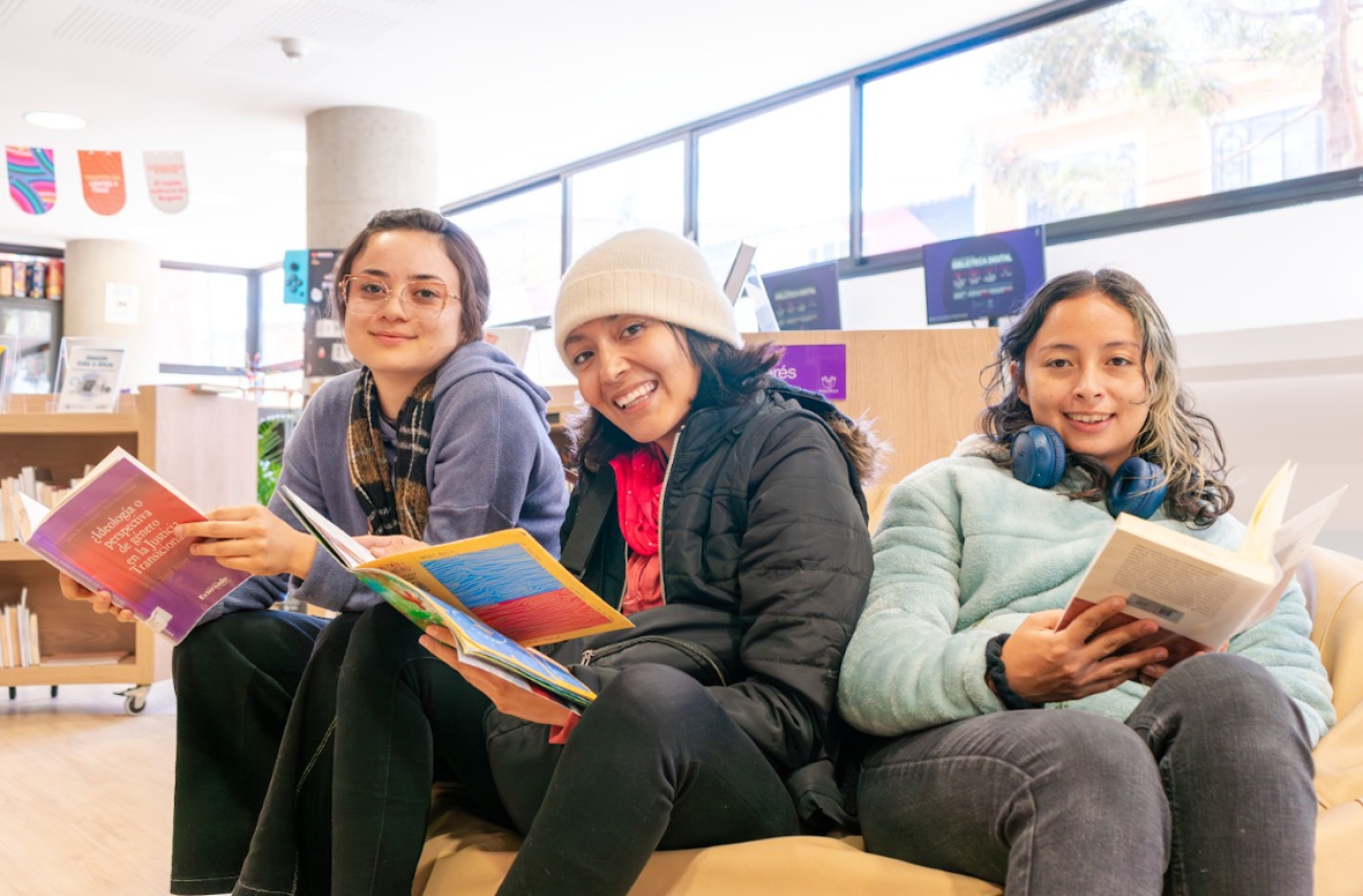 personas en biblioteca