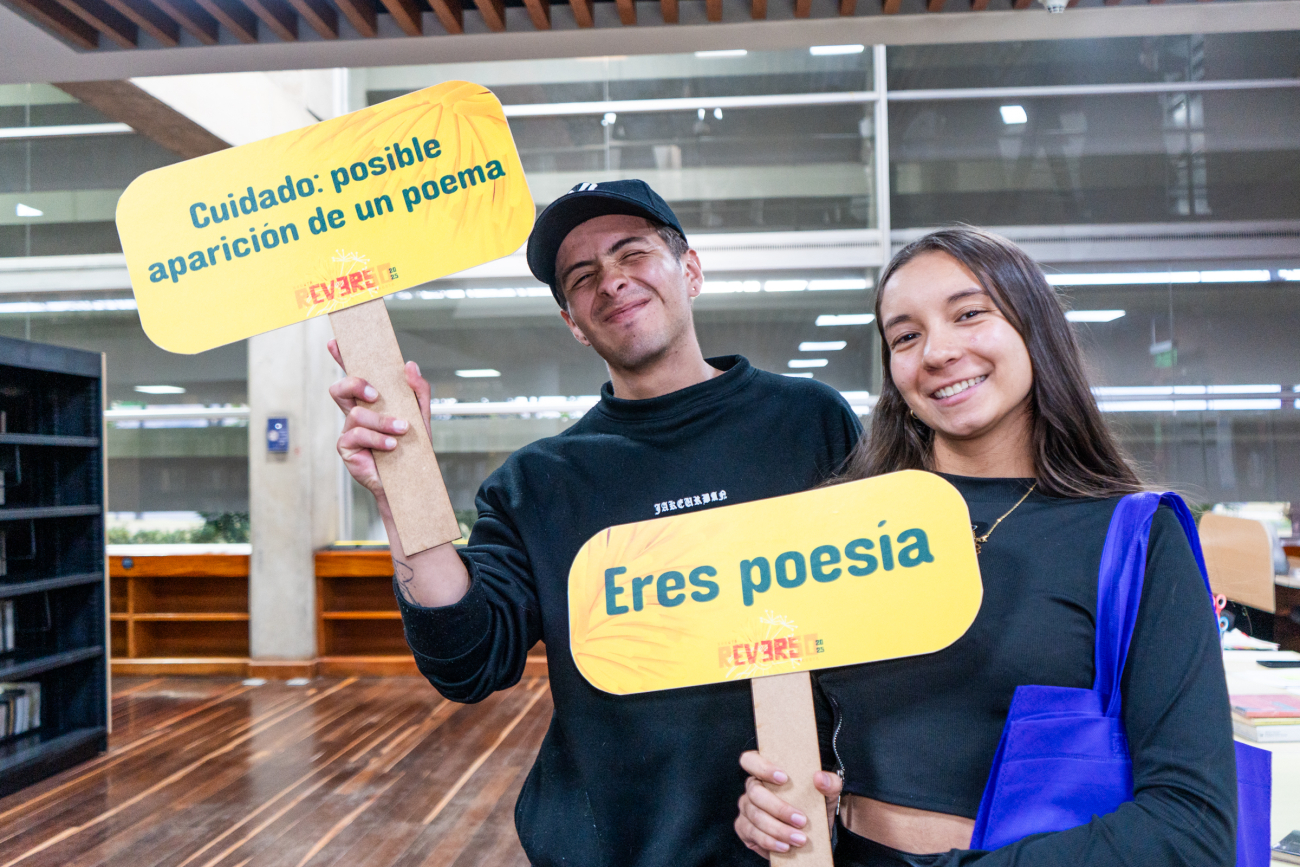 personas con carteles de reverso bogotá