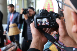 señor tomando foto