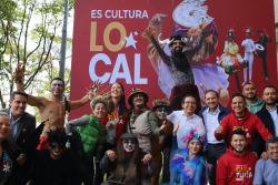 Secretaria de cultura con artistas en tarima