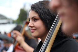 cara de niña tocando instrumento