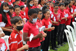 niños cantando