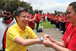 alcaldesa claudia lópez saluda gente