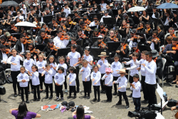 niños cantando