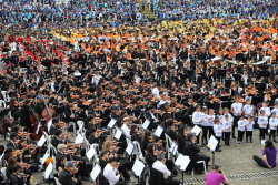 todos los músicos en escenario