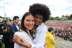 secretaria de cultura con cantante