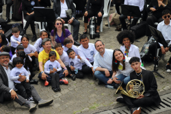 alcaldesa y secretaria de cultura con niños del coro