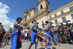 Grupo de artistas tocan instrumentos