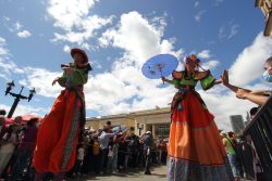 Mujeres en zancos 