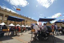 Gente en stand de mercado campesinos 