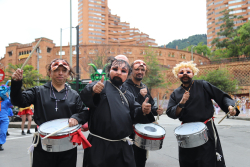 Músicos tocan instrumentos