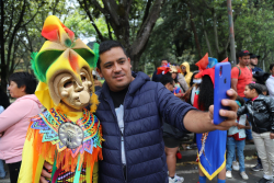 Ciudadano se toma fotos con artista