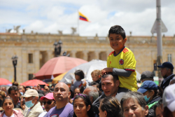 Niño observa el desfile 