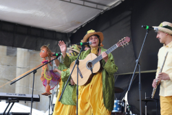 Artistas toca instrumentos en tarima