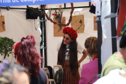 Artista en stand de venta de productos