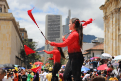 mujeres artistas bailan en la cra séptima