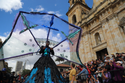 Artista de comparsa con traje azul gigante