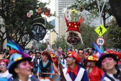 Máscaras  en desfile de comparsas