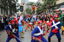 Artistas con traje de soldados bailan