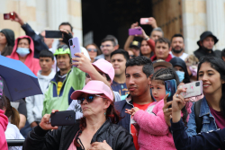 Niño y papá observan el desfile