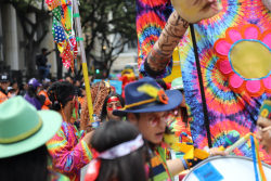 Artista en medio del desfile por la cra séptima