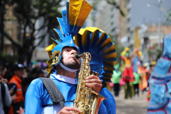 Artista toca saxofón 