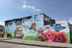 Mural sobre casa, niña volando