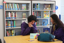 jóvenes hacen manualidades en biblioteca