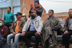 personas sentadas en gradería