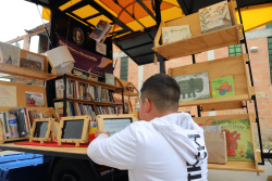 niño con tablet en bibloestación