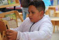 niño con tablet en bibloestación