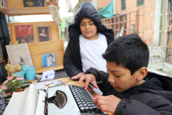 niño con tablet en bibloestación