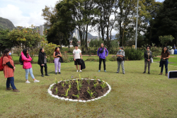 Ciudadanos en circulo, en jardín de Centro memoria