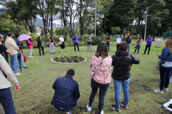 Ciudadanos en circulo, en jardín de Centro memoria