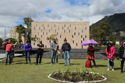 Ciudadanos en circulo, en jardín de Centro memoria