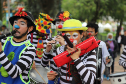 Grupo de artistas musicales tocan instrumentos