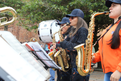 artistas tocan saxofones