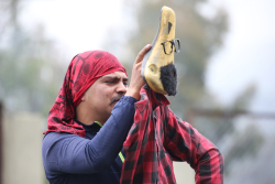 Hombre con títere en la mano