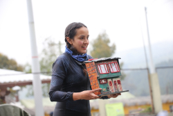 Mujer con caja en las manos