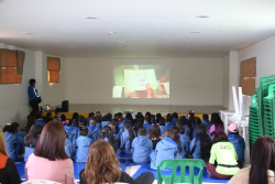 Grupo de niños viendo una película