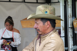 adulto mayor con sombrero