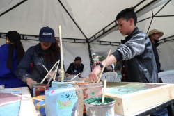 niños pintando