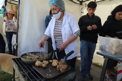 señora cocinando 