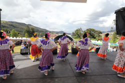 grupo de danza de mujeres en escenario