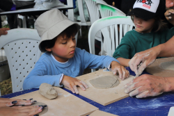 niño haciendo artesanía